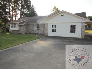 302 Brown Dr, Wake Village, TX 75501