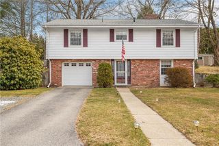 8 Hickory Ln, Lincoln, RI 02865