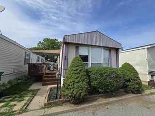 75 Country Club Dr, La Grange, IL 60525
