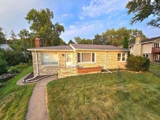 1736 E  Shore Dr, Maplewood, MN 55109