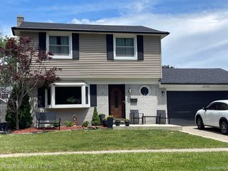22152 Bernard St, Taylor, MI 48180