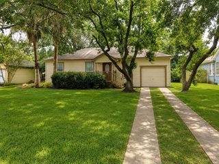 1211 17th Ave N, Texas City, TX 77590
