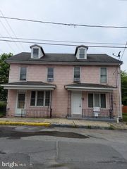 25 Main St, Middleport, PA 17953