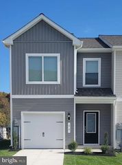 40 Cranston Ct, Falling Waters, WV 25419