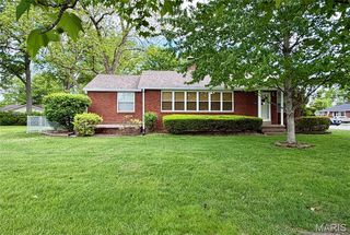 402 N  6th St, Mascoutah, IL 62258