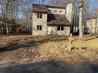 1789 Rolling Hills Dr, Tobyhanna, PA 18466