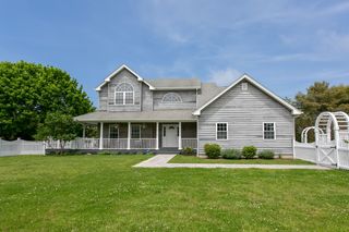 37 Tanners Neck Ln, Westhampton, NY 11977