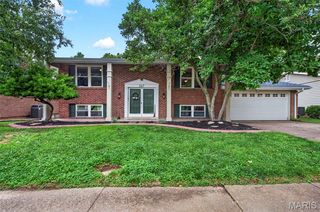 547 Golfwood Dr, Ballwin, MO 63021