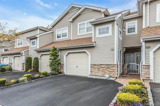 99 Carriage Ln #80A, Plainview, NY 11803