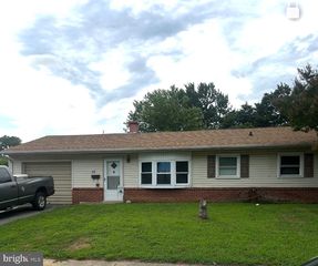 82 Holden Dr, New Castle, DE 19720