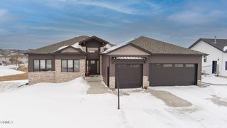 809 Calvert Dr, Bismarck, ND 58503