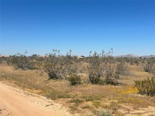 20 Matawan Rd, Apple Valley, CA 92308