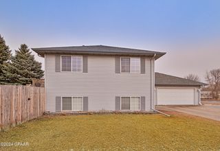 5296 6th Ave N, Grand Forks, ND 58203