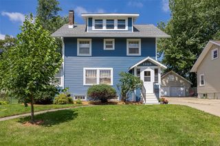 1105 Maplewood Dr NE, Cedar Rapids, IA 52402