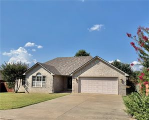 173 Hawthorne Ln, Russellville, AR 72802