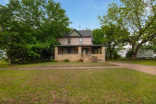618 E  8th Ave, Winfield, KS 67156