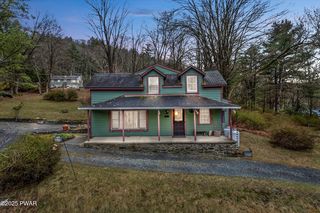 111 Delaware Dr, Lackawaxen, PA 18435