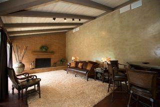 Vaulted Great Room w/Pool View