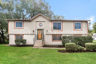 712 Grand Blvd, Wauconda, IL 60084