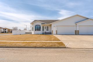 2314 Santa Barbara Dr, Bismarck, ND 58504