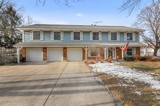 2960 Valley Forge Rd, Lisle, IL 60532