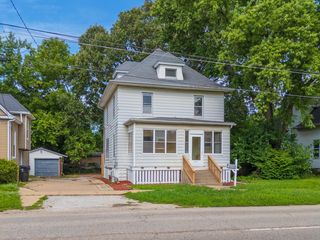 1011 S  Center St, Bloomington, IL 61701