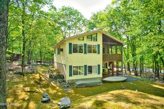 161 S  Pond Cir, Dingmans Ferry, PA 18328