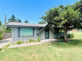718 W  Almar Dr, Chickasha, OK 73018