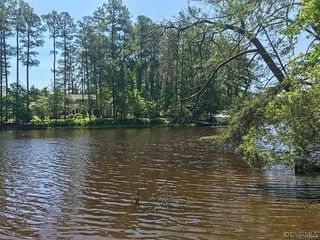 11 Indian Pointe Dr, Kilmarnock, VA 22482