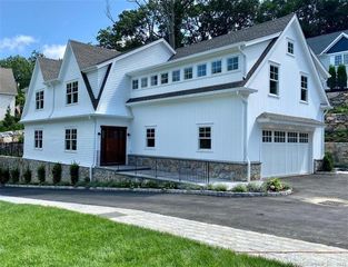 33 Meeker Court East, Norwalk, CT 06853