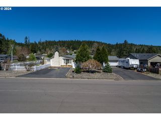 1525 E  4th Ave, Sutherlin, OR 97479