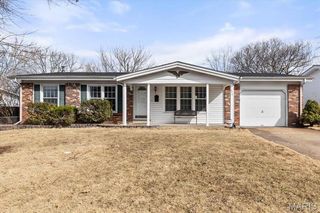270 Bon Aire Dr, Florissant, MO 63033