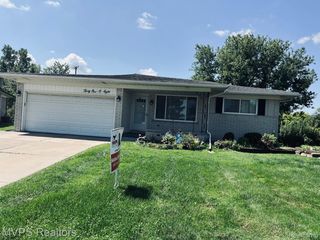 3108 Castle Ct, Sterling Heights, MI 48310