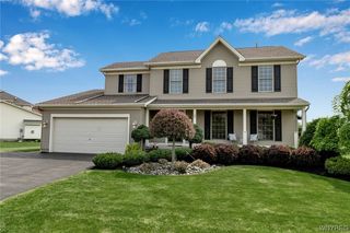 27 Cedarbrook Dr, Lancaster, NY 14086