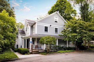 192 Chestnut Ave #D, Jamaica Plain, MA 02130