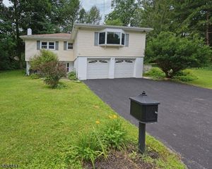 4 Rainbow Trl, Highland Lakes, NJ 07422
