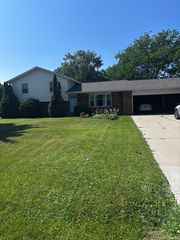 572 Royal Crest Dr, Saint Joseph, MI 49085