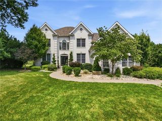 1805 Hassam Rd, Coraopolis, PA 15108
