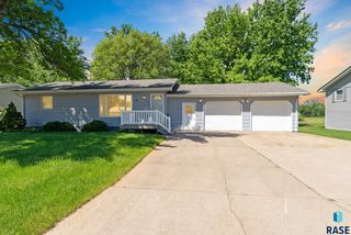 411 N  Douglas St, Howard, SD 57349