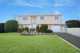18 Harding Road, Copiague, NY 11726