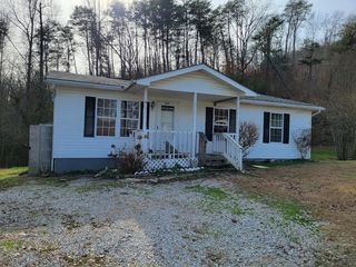 128 Banks Ave, Rocky Top, TN 37769