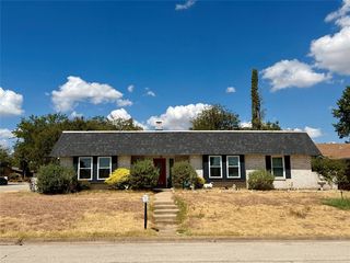 1616 Country Manor Rd, Fort Worth, TX 76134