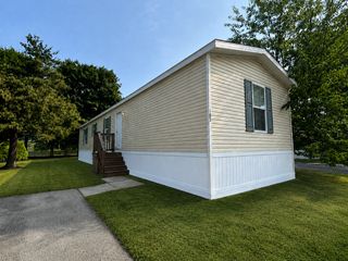 185 Lakeshore Cir, Oxford, MI 48371