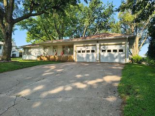 913 Walnut St, Wamego, KS 66547
