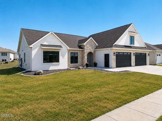 4113 Wrangler Ln, Bismarck, ND 58503