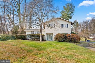 6830 Murray Ln, Annandale, VA 22003