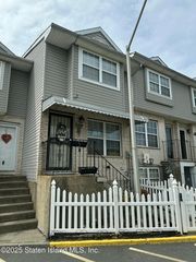 228 Skyline Dr, Staten Island, NY 10304