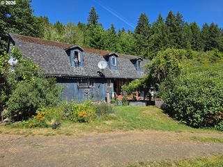 8955 Scotts Valley Rd, Yoncalla, OR 97499