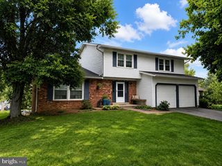 9825 Wolcott Dr, Burke, VA 22015