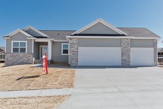 2421 Prairie Walk Dr NW, Cedar Rapids, IA 52405